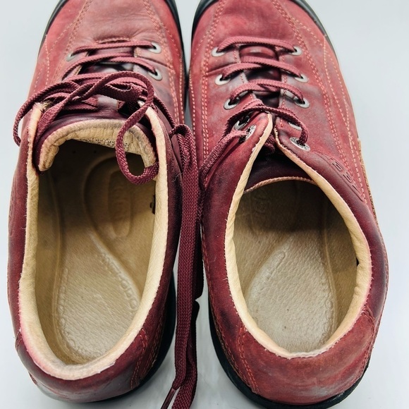 KEEN WOMENS RED/BURGUNDY WALKING AND HIKING LEATHER SHOES SIZE 9 - Picture 2 of 14